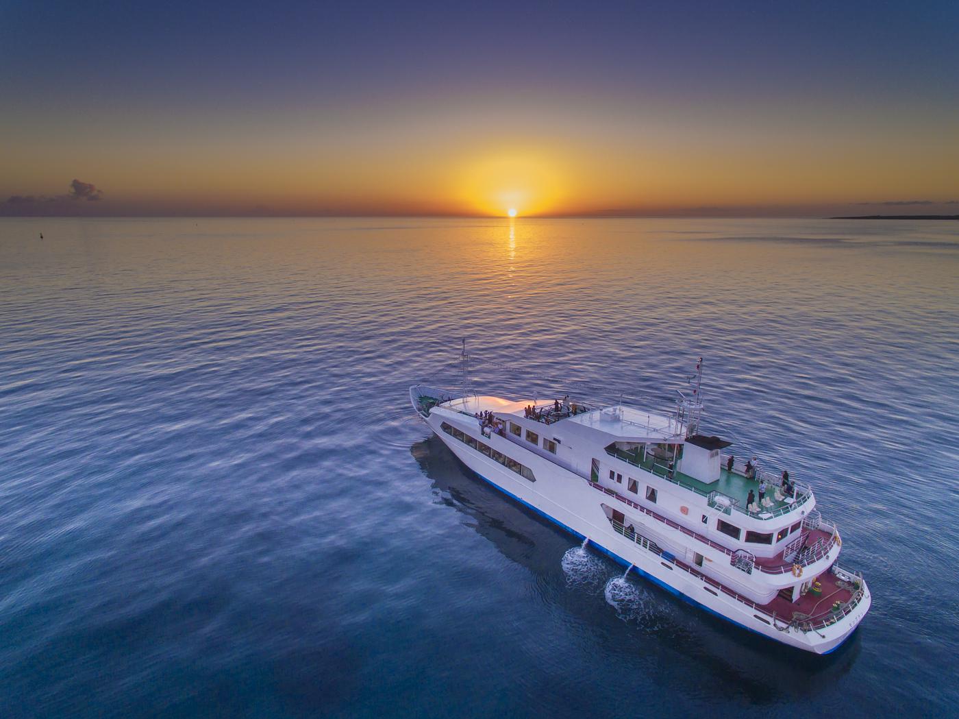 ベイクルーズ宮古島　モンブランクルーズ　サンセットディナークルーズ